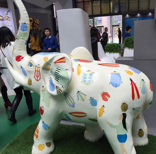 玻璃鋼彩繪大象雕塑 玻璃鋼彩繪大象雕塑