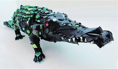 法國藝術(shù)家用諷刺的手法把塑料垃圾創(chuàng)造成動(dòng)物雕塑