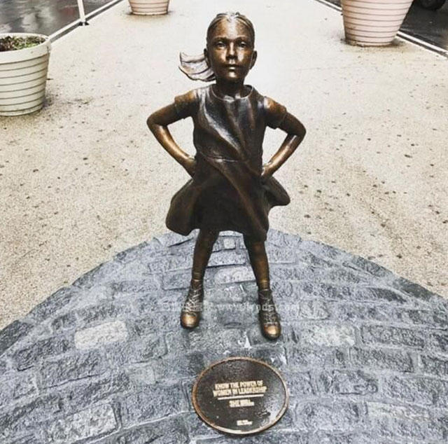 人物銅雕“無(wú)畏女孩” 人物銅雕“無(wú)畏女孩”