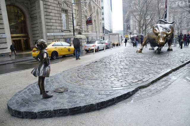 人物銅雕“無(wú)畏女孩” 人物銅雕“無(wú)畏女孩”