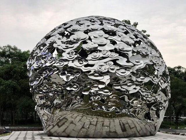 著名雕塑家卓軍作品深圳矗立
