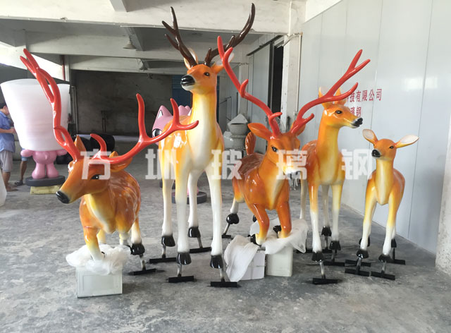湖南樂金園林建設(shè)公司定制玻璃鋼仿真鹿雕塑美化園林
