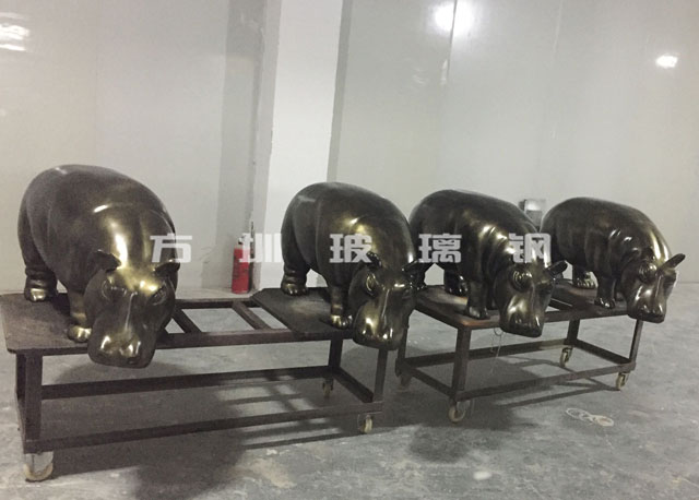 深圳公司定制玻璃鋼仿真河馬雕塑美化園林環境