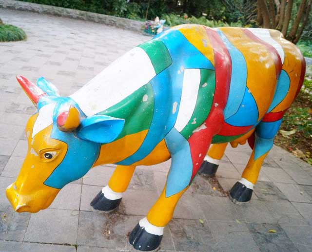 玻璃鋼彩繪牛雕塑