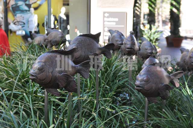園林玻璃鋼魚(yú)群雕塑 園林玻璃鋼魚(yú)群雕塑