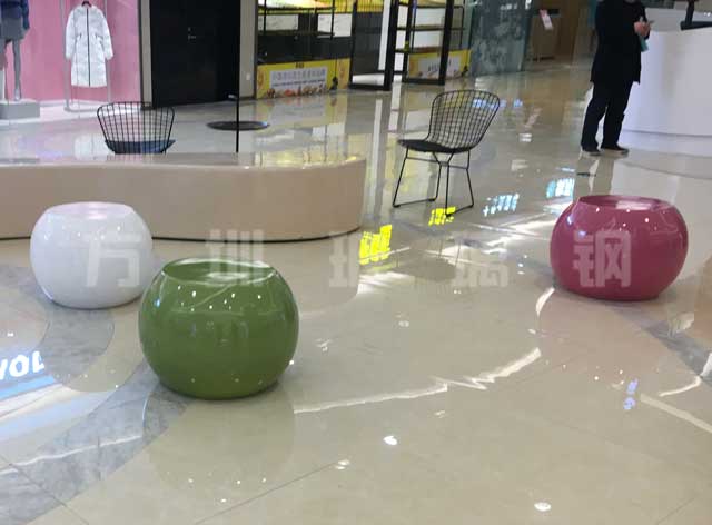 方圳為湖南岳陽步步高新天地定制精美玻璃鋼蘋果凳