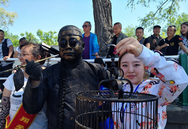 活體雕塑藝術(shù)表現(xiàn)形式，真假難辨的行為藝術(shù)