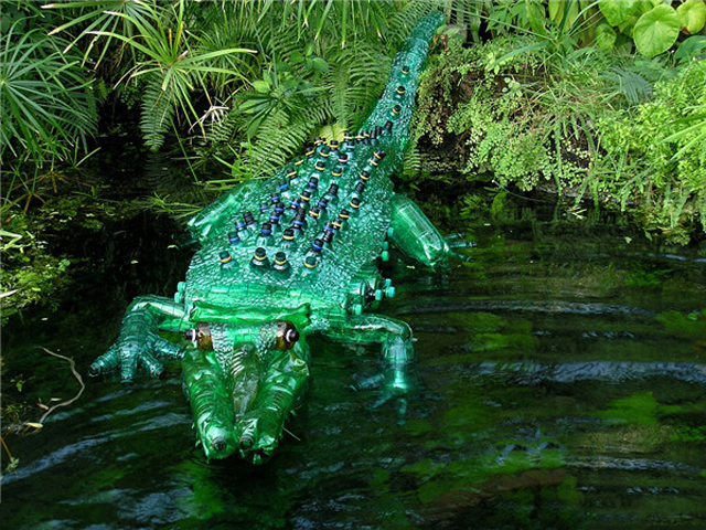 捷克藝術家變廢為美 塑料瓶再利用打造別致雕塑藝術品