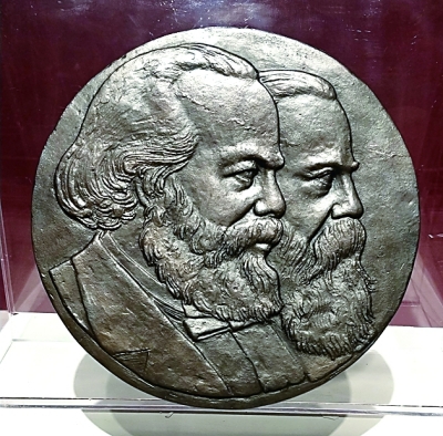 在時代前沿雕刻人生