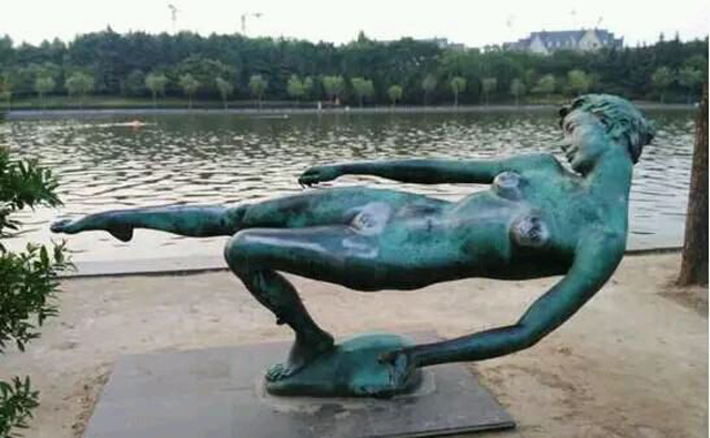 “大尺度”雕塑惹爭議，實質是藝術批評缺位