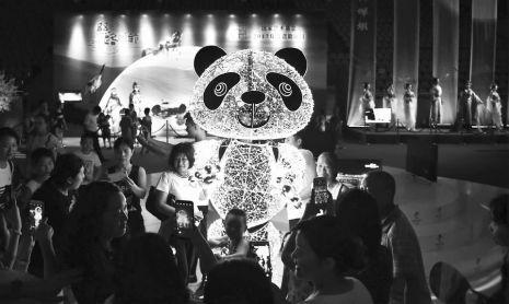 打造“熊貓隊長”雕塑 打開宣傳熊貓文化的窗口