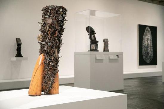 紐約大都會展惠滕雕塑:就這樣被神秘與圖騰所吸引