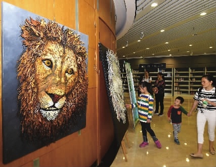 廢舊報紙拼成雕塑