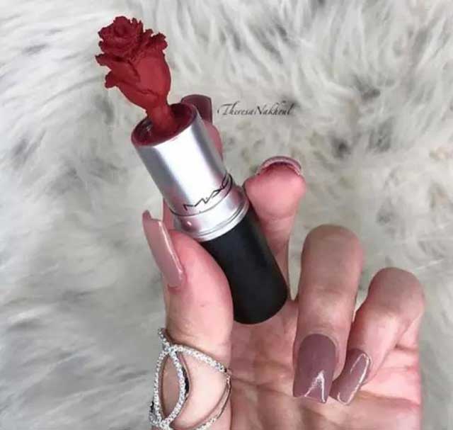 口紅做雕塑,網友:有錢人才能想到這樣去玩啊!