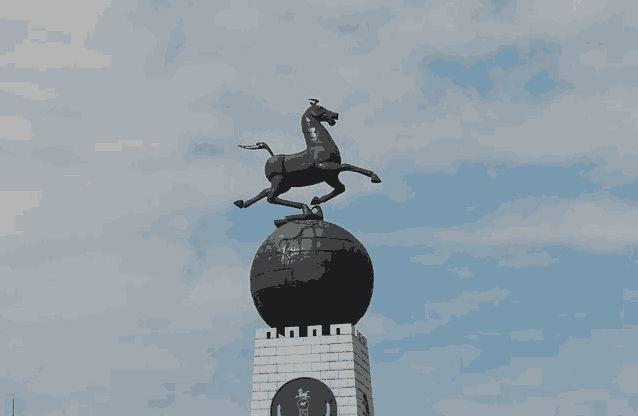 為什么大多數火車站都會有一個“立馬滾蛋”雕塑呢?