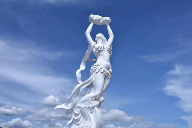 雨城雅安“女媧補(bǔ)天”大型雕塑，在熊貓綠島女媧廣場(chǎng)落成