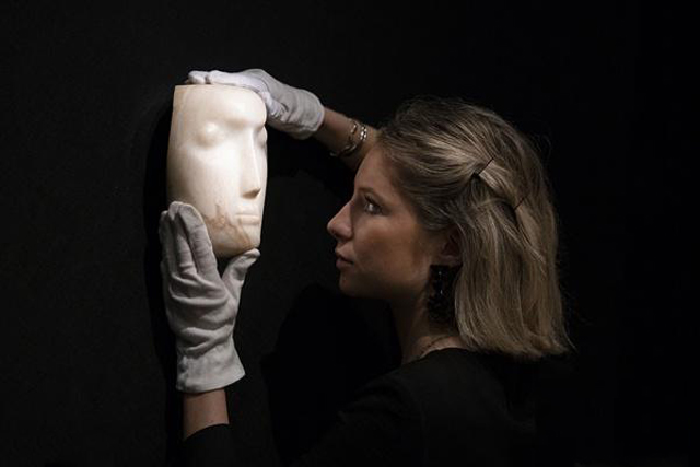 英國(guó)雕塑大師亨利·摩爾作品《面具》拍賣 325萬(wàn)英鎊落錘