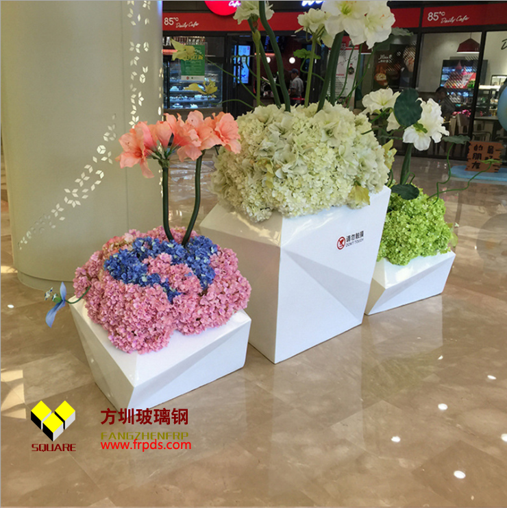 室內商場美陳裝飾廠家定制玻璃鋼花盆