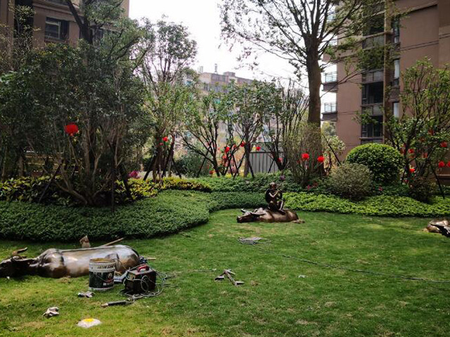 小區牛年玻璃鋼城市雕塑