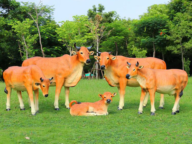戶外公園仿真玻璃鋼黃牛雕塑