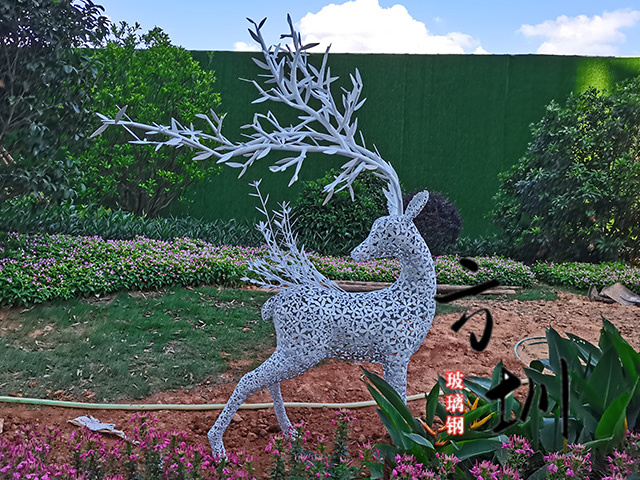 鏤空鐵藝小區(qū)梅花鹿雕塑