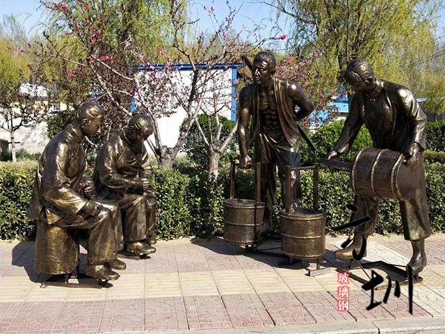 仿銅紅色文化玻璃鋼挑水雕塑