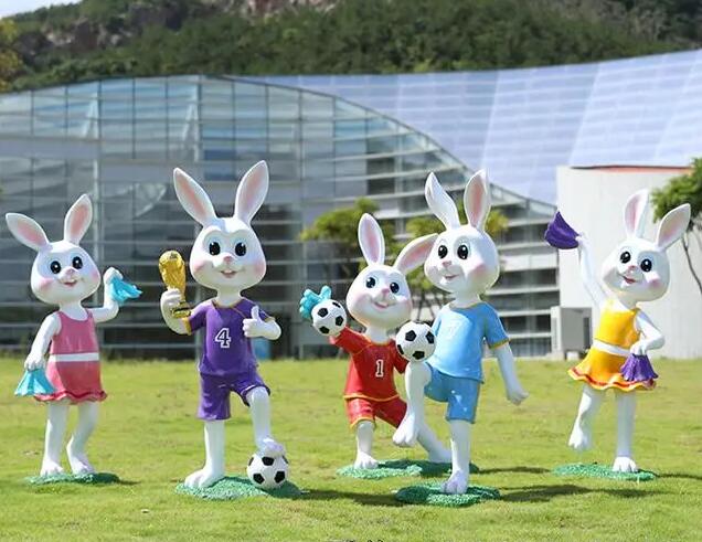 運動場玻璃鋼足球兔子雕塑