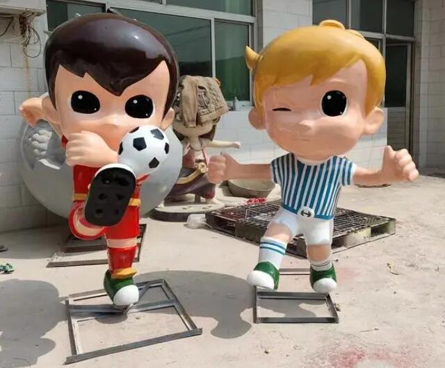 卡通玻璃鋼踢足球小孩子雕塑