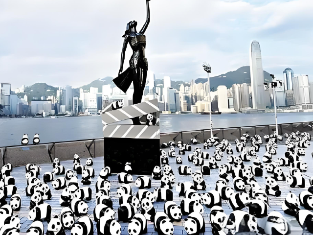 香港街頭的萌趣風(fēng)景線，玻璃鋼大熊貓雕塑