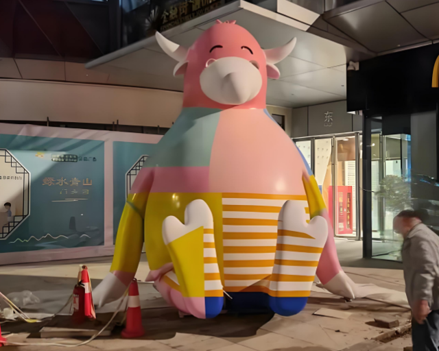 玻璃鋼抽象卡通雕塑重塑童趣的當(dāng)代藝術(shù)密碼