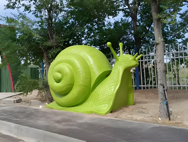 玻璃鋼蝸牛雕塑城市空間的藝術(shù)覺(jué)醒與精神隱喻