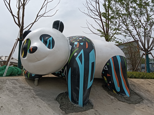 小區彩繪玻璃鋼熊貓雕塑用藝術點亮社區生活