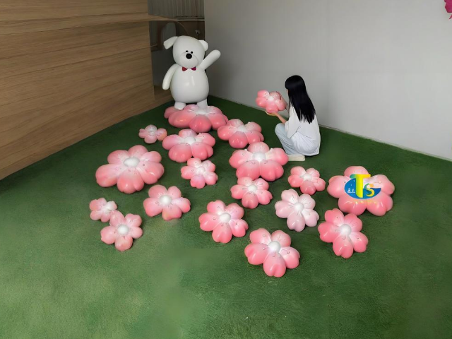 永不凋零的詩意玻璃鋼花朵雕塑的技藝與美學