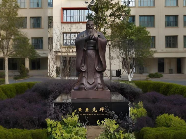 為什么選擇玻璃鋼人物雕塑定制?提升校園文化魅力的明智之選!