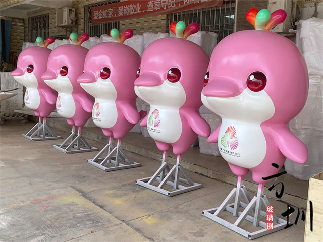 堅毅與柔美:玻璃鋼雕塑中的生命禮贊