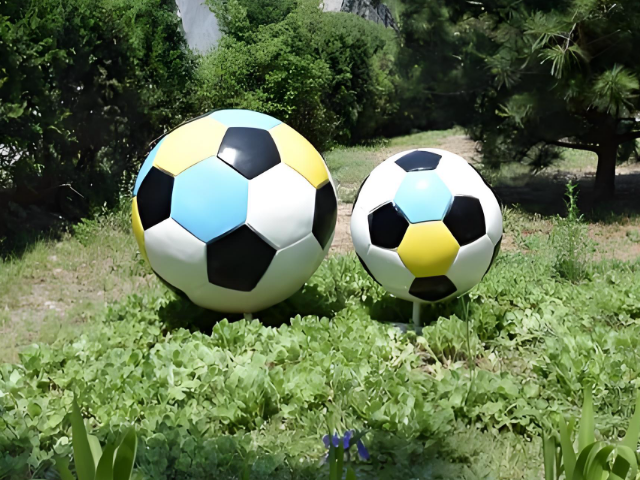 凝固的詩篇校園仿真玻璃鋼足球雕塑的教育意蘊