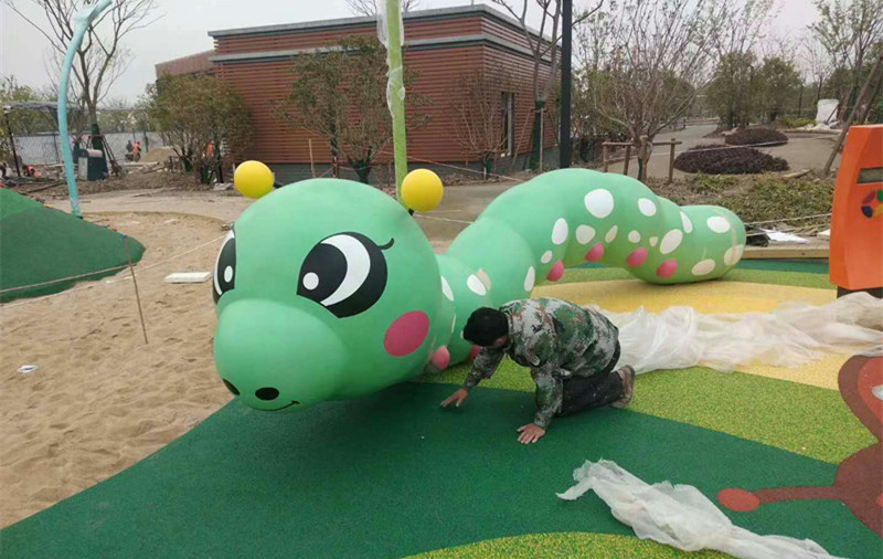 點亮童趣定制專屬您的玻璃鋼卡通毛毛蟲雕塑