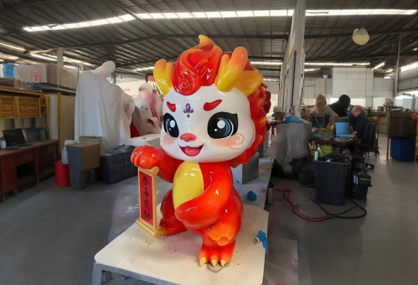 定制一尊玻璃鋼卡通雕塑讓新年祝福“立”起來