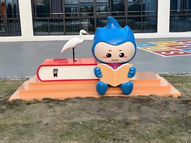 玻璃鋼雕塑凝固校園靈魂的藝術詩篇