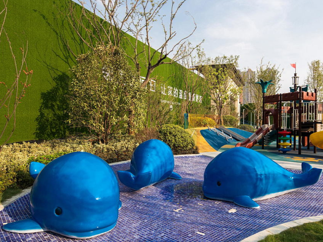 巧用玻璃鋼卡通海豚雕塑,點亮濱海社區公園活力