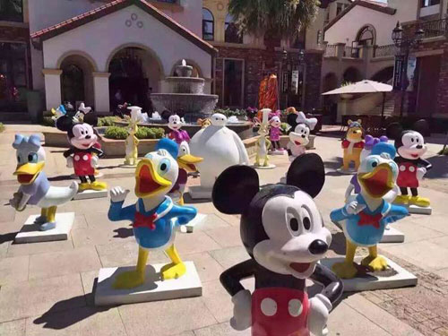 小區卡通雕塑小朋友愛不釋手