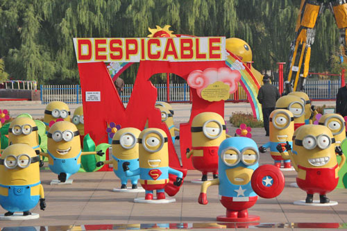 廣場玻璃鋼小黃人組合雕塑