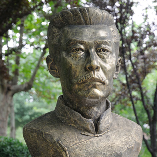 玻璃鋼人物雕塑更具神韻應用廣泛