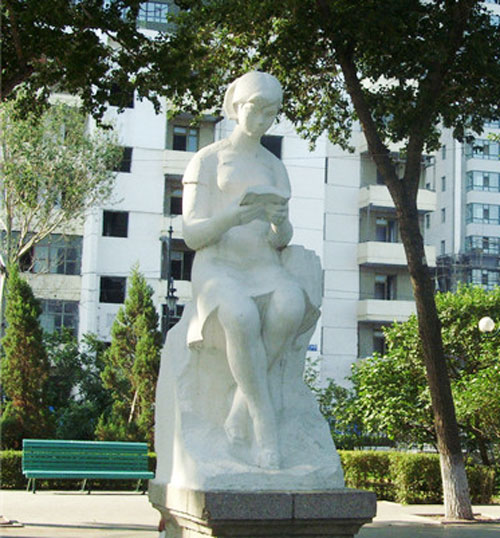 學(xué)校玻璃鋼學(xué)生看書雕塑