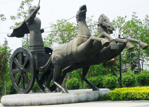 雕塑豐富了園林景觀環(huán)境